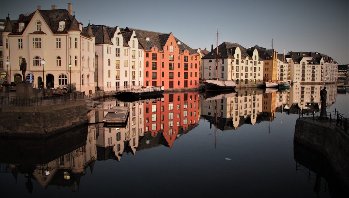 Brosundet in Ålesund als Stadtansicht, nicht als Foto des Marktes