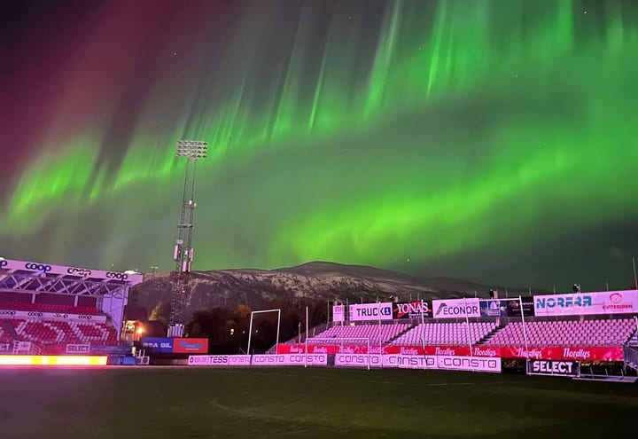 Grünes Polarlicht über einem nordischen Fußballstadion