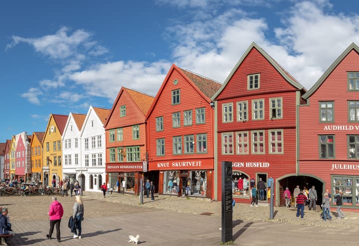 Die hölzernen Hanse-Speicher von Bryggen an der Uferpromenade von Bergen