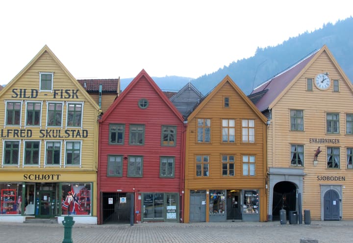 Bemalte Holzfassaden von Bryggen in Bergen mit Geschäften im Erdgeschoss