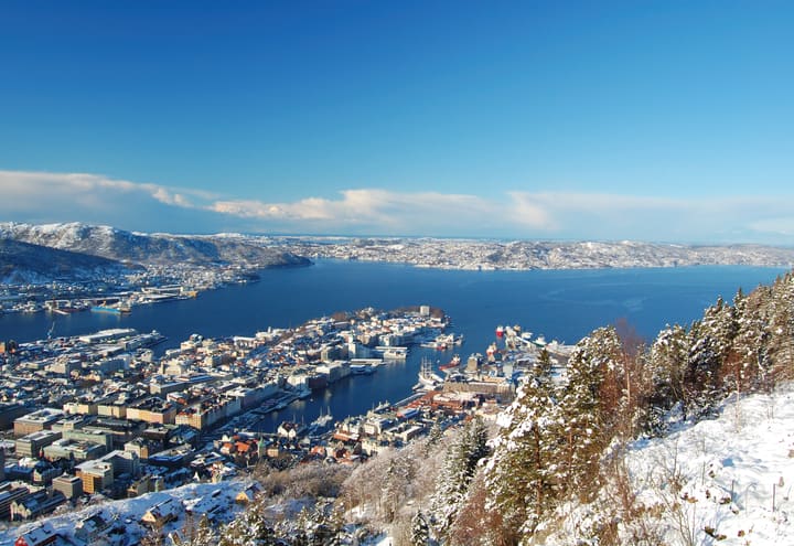 Blick über Bergen und seinen Hafen vom Fløyen nach winterlichem Schneefall