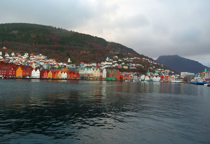 Der innere Hafen von Bergen mit Bryggen und den umliegenden Hügeln, vom Wasser aus gesehen