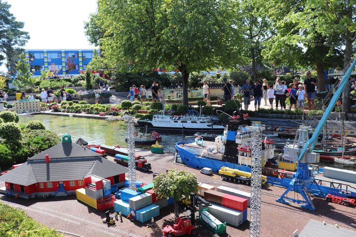 LEGO-Hafenmodelle, Boote und Kräne am Wasser im Miniland von LEGOLAND Billund