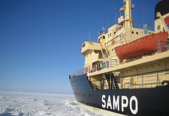 Der Eisbrecher Sampo bricht durch das Meereis der Bottenwiek vor Kemi