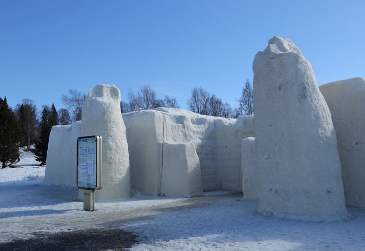 Schneetürme und Mauern des Kemi SnowCastle unter klarem Spätwinterhimmel