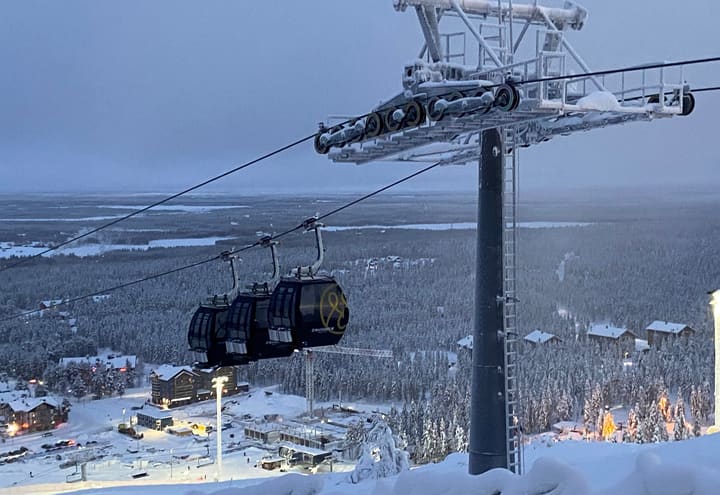 Télécabine grimpant le mont Levi au-dessus de la station enneigée en Laponie finlandaise