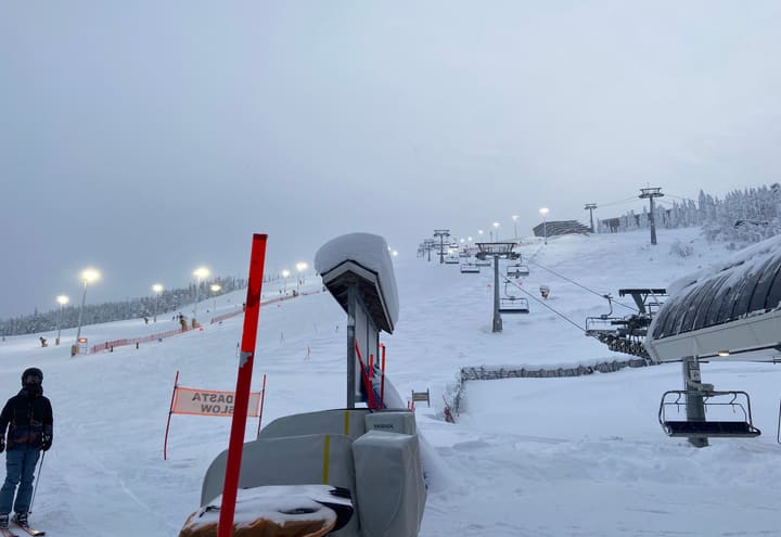Piste de ski éclairée et télésiège sur le versant nord du mont Levi en hiver