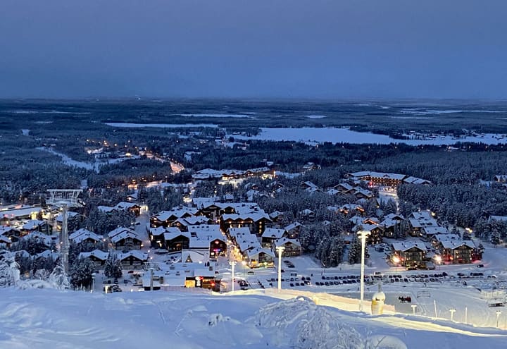 Le village-station de Levi et Sirkka vus depuis le fjell au crépuscule, forêt enneigée