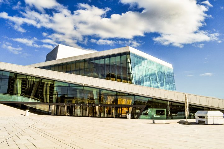 Glasfassade und schräge Außenfläche des Oslo-Opernhauses, fotografiert im Mai 2014