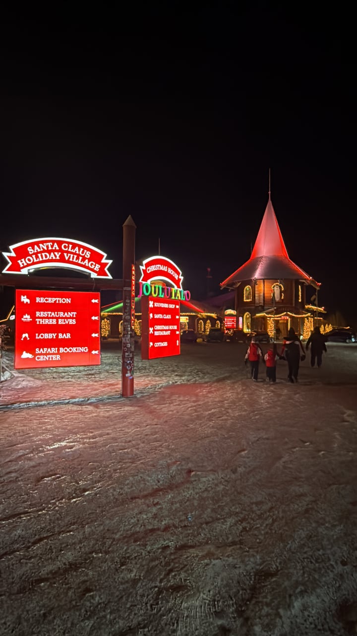 Eingang des Santa Claus Holiday Village nachts im Winter beleuchtet