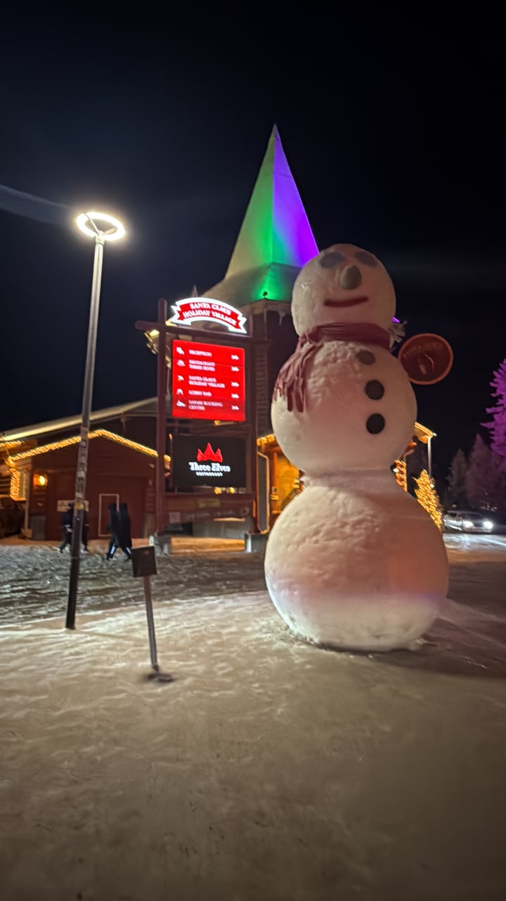 Schneemann neben dem Santa Claus Holiday Village im Winter